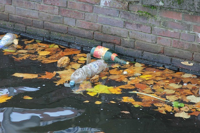Desktop garbage water pollution plastic