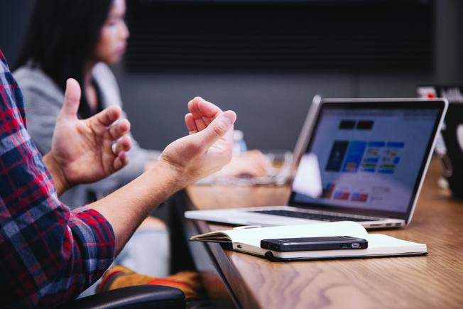 Desktop 6 things that could hurt your business reputation 1