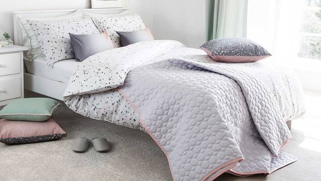 Desktop quilted bedspread