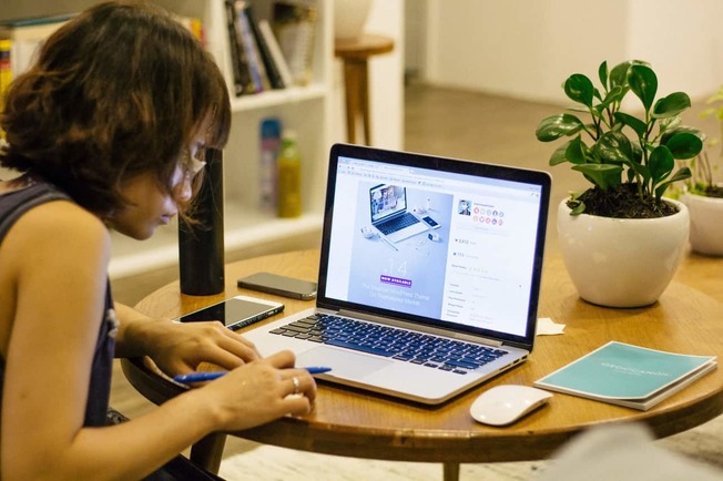 Desktop desk computer writing working person woman 31574 pxhere.com min