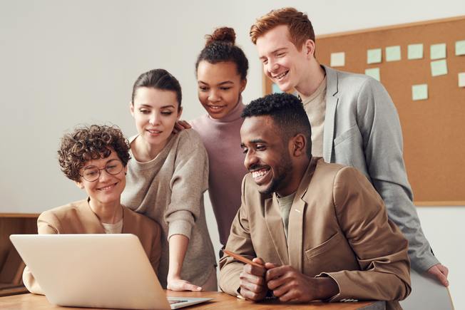 Desktop photo of people looking on laptop 3182812