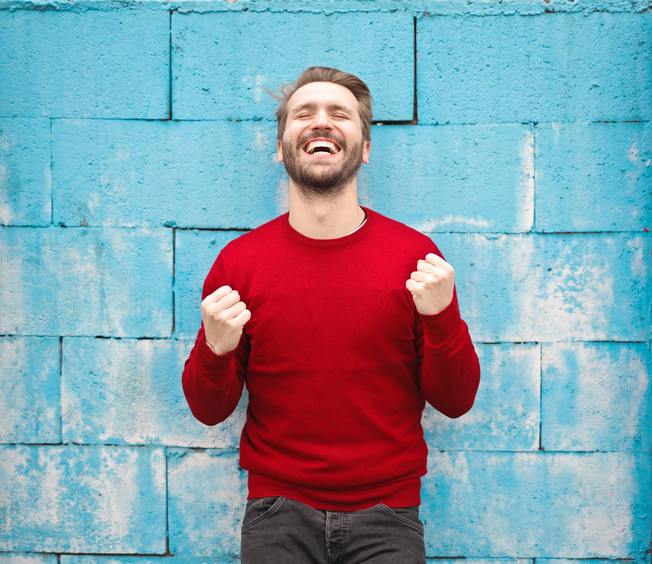 Desktop man in red crew neck sweatshirt photography 941693